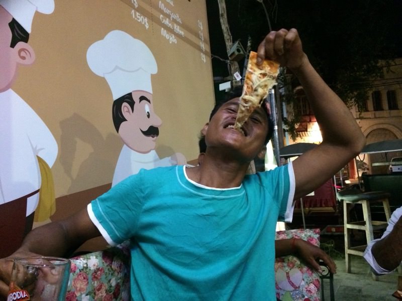 ピザを食べるカンボジア人