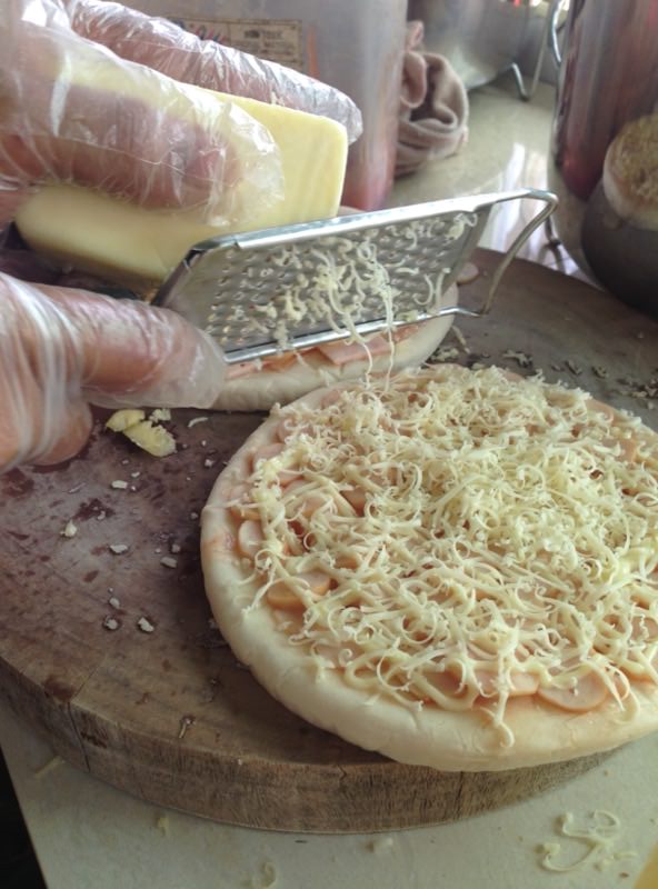 チーズをすりおろす