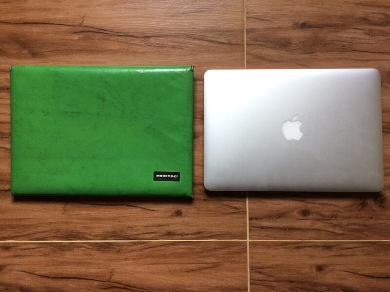 MacBook Airと並べたSLEEVE FOR MACBOOK