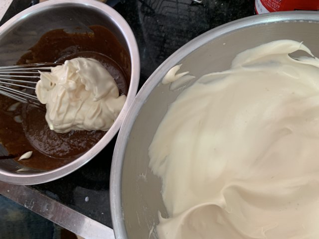 チョコレートと卵白を混ぜる