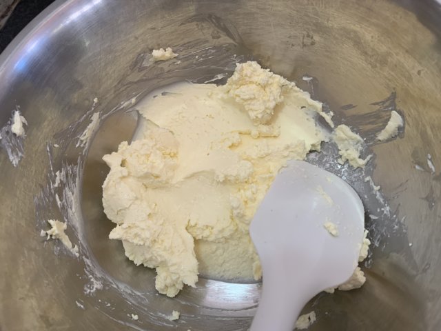 柔らかくなったクリームチーズ