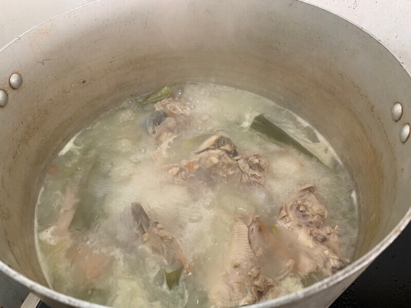 1時間くらい煮込んだ豚骨スープ