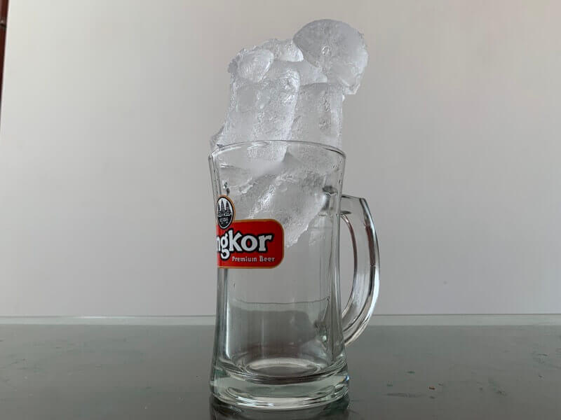 固まった氷を入れたグラス