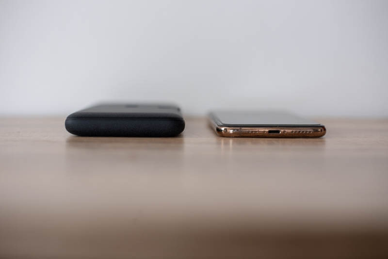 iPhoneとモバイルバッテリーのサイズ比較