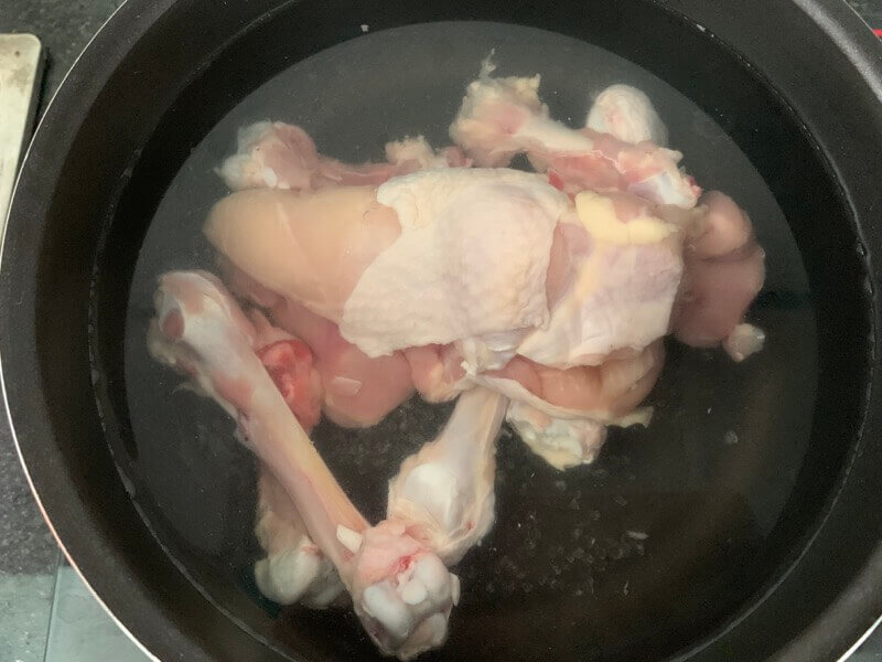 鶏肉を鍋に入れて水を入れる