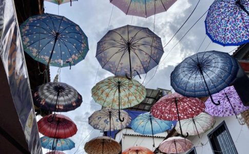 カンボジアの空と傘の画像