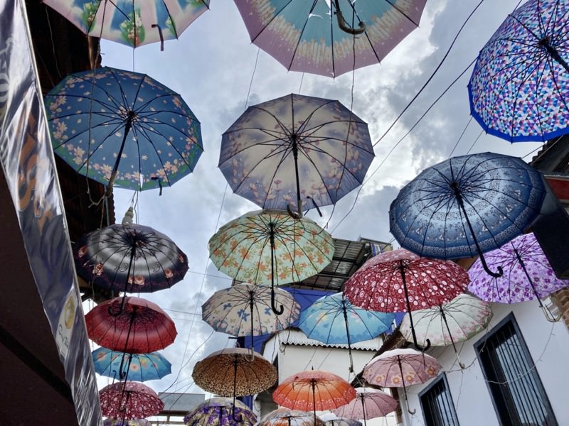 カンボジアの空と傘の画像