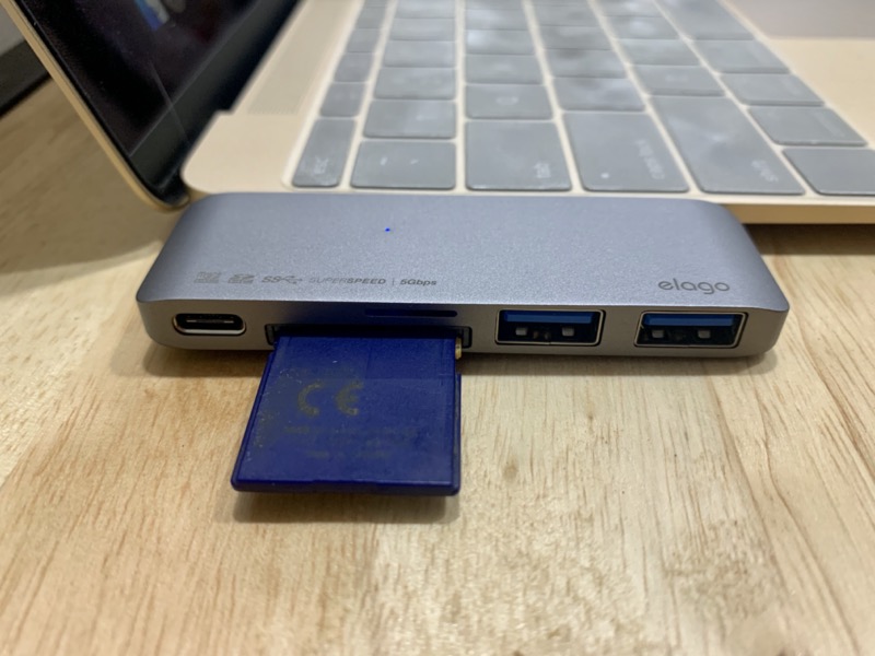 USBハブに差し込んだSDカード
