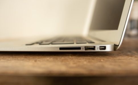MacBook AirのSDカードスロットル