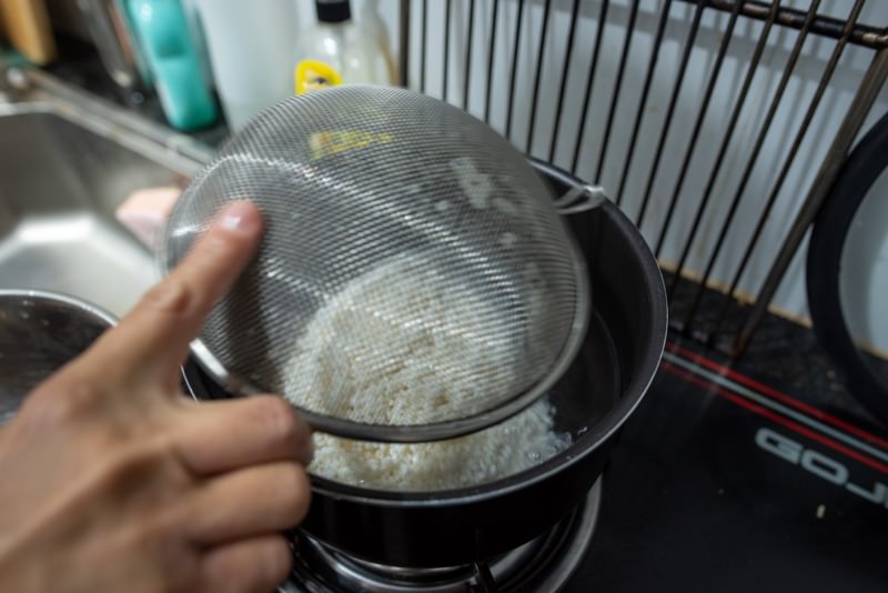 鍋に米を入れる