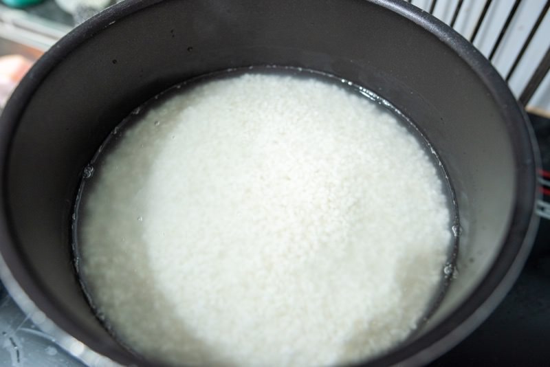 米と水を入れた鍋