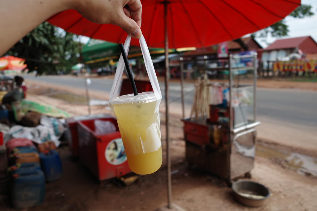 カンボジアの道端で売っている砂糖黍ジュース