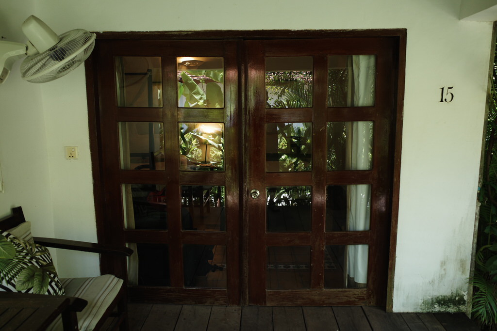 Sambor Village Hotelの部屋のドア