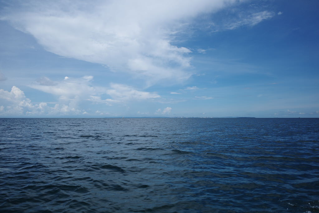シアヌークビルを望む海