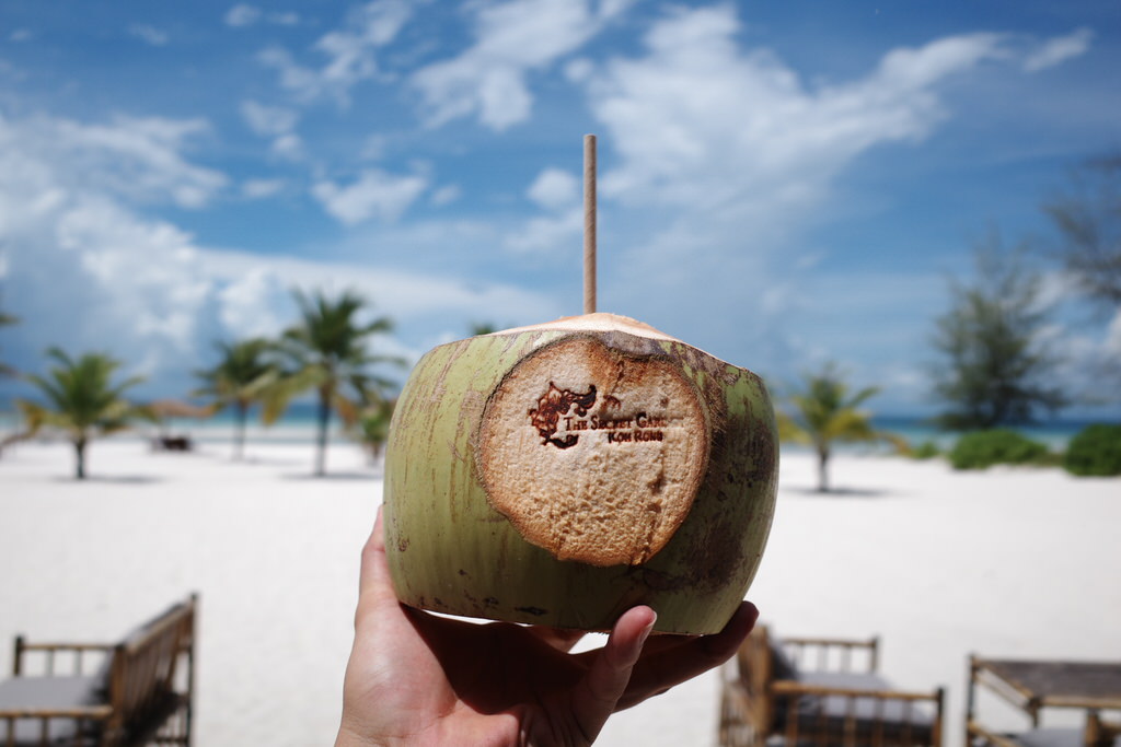 ビーチで飲むココナッツ