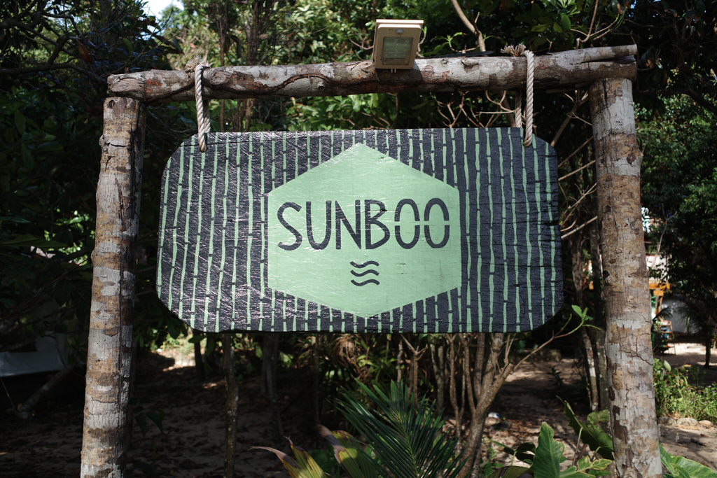 SUMBOO Beach Bungalowsの看板